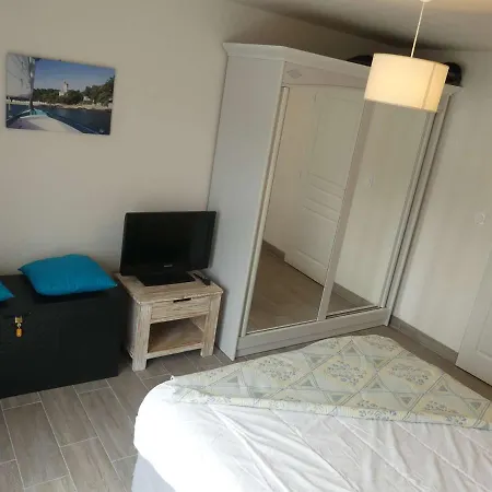 Holiday home Maison Avec Terrasse, 400 M Et Centre, 2 Chambres, Parking Prive, Menage Inclus - Fr-1-224b-542
